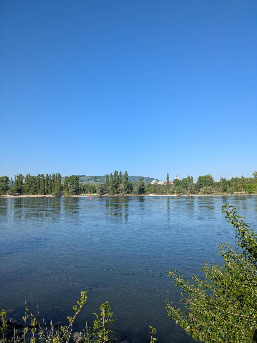 Schönes Stift auf der anderen Uferseite