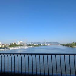 Über die Brücke in die Stadt