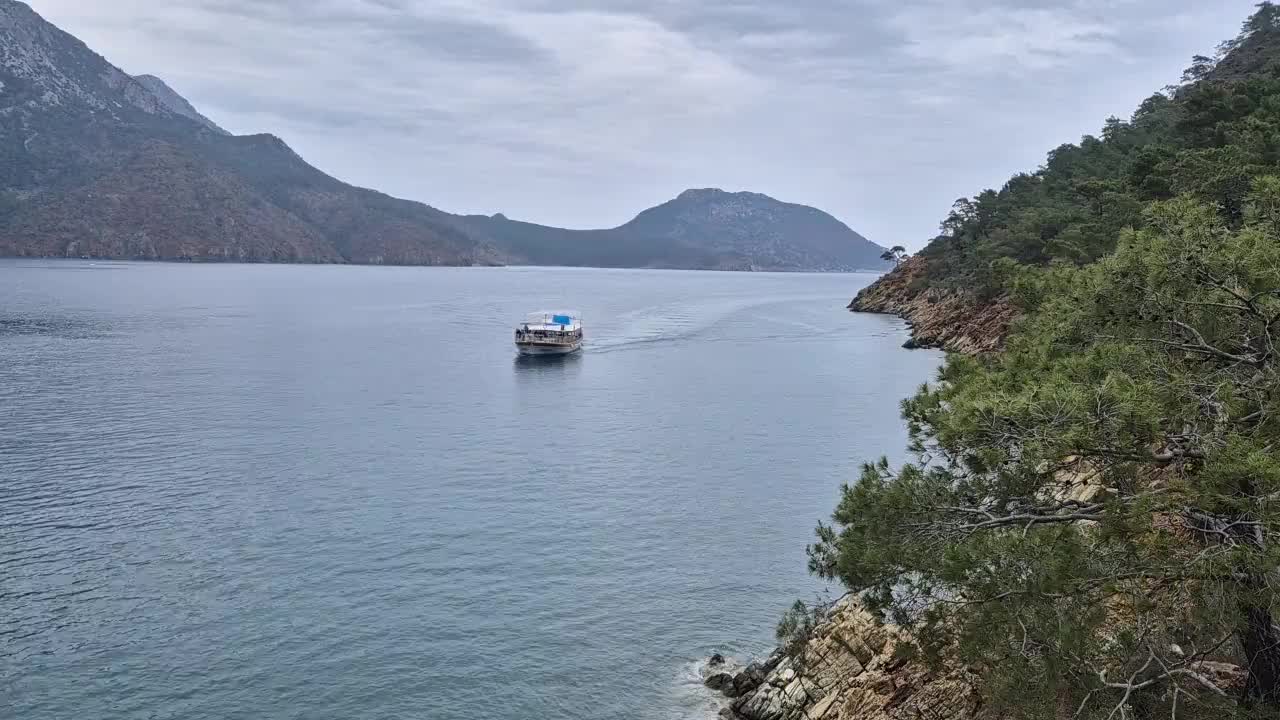 Ausflugsboot. Leider fehlt die Sonne