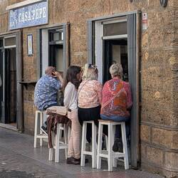 Für Tapas ist Platz in der kleinsten Hütte. Oder davor.