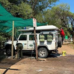 ...die Jungs vom Waschplatz! Hier arbeitet der Mensch mit Herz und Hand für den Landy blank...