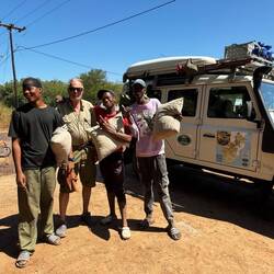 ...neben Geld (20 €) übergaben wir im Rahmen der Care-and-Share-Initiative drei Kissen für die Helde