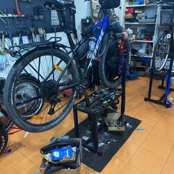 Unser Airbnb Host schmierte und justierte uns umsonst die Räder in seiner Fahrradwerkstatt.