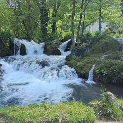 Wasserfall mitten im Ort