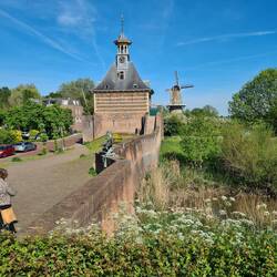Ein altes Stadttor und eine Getreidemühle