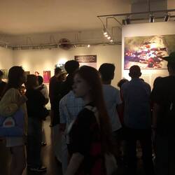 les visiteurs se pressent dans les salles