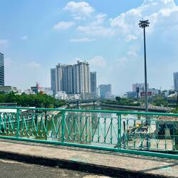 En vue de notre immeuble par la passerelle verte