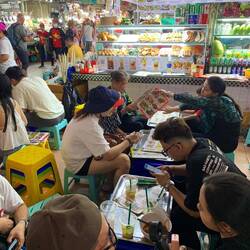 Des habitués mangent sur place dans le marché.