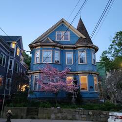 Hier stehen überall so niedliche Häuser