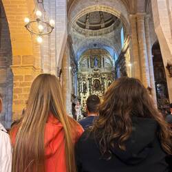 Ein paar Pilger und ich besuchten vor dem Abendessen noch den Gottesdienst