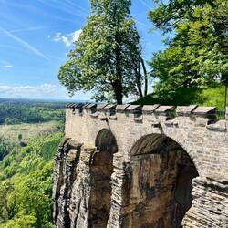 Vor allem die Art und Weise, wie die Mauer mit dem Felsen verschmilzt, beeindruckt zutiefst!