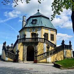 ..Flankierungsturm, der heute für Hochzeiten gemietet werden kann.