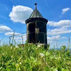 ..lediglich als Beobachtungsturm aus der Zeit der Burganlage stammt 🏰