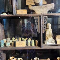 Des pots à onguents en bronze