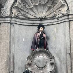Manneken Pis mit Kostüm