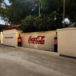 Coca Cola Fabrik die alleine für die Makediven produzieren