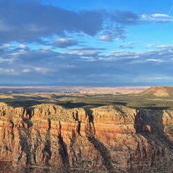 Rzeczona pustynia ze szczelinami