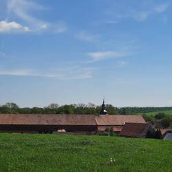 Ostramondra, Schlossgut und Kirche
