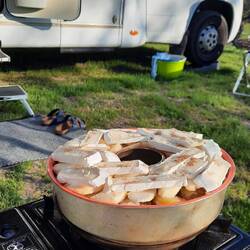 In der Campingküche wird ein Kartoffel-Apfel-Gratin zubereitet