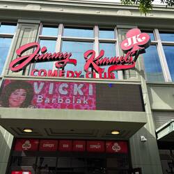 Viele Comedy Clubs und Zaubershows 🪄