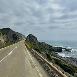 Die Hügel hier sind deutlich dunkler wie zuvor, vermutlich Schiefergestein.