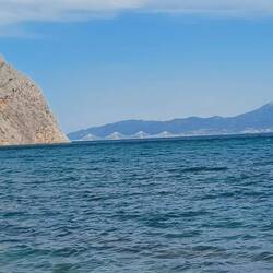 Im Hintergrund die Brücke von Patras