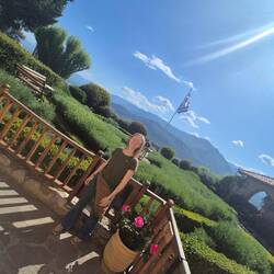 Im Kloster müssen lange Hosen getragen werden und Frauen Röcke oder Tücher. 🤷