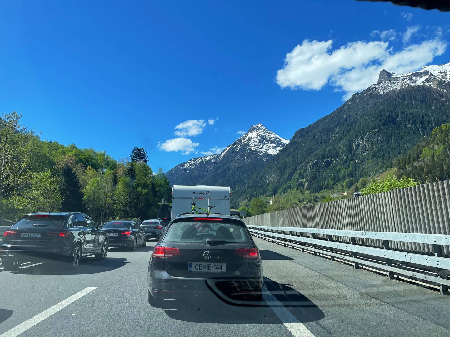 wie zu erwarten: Stau vor dem Gotthardttunnel