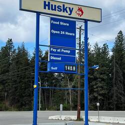 Benzin kostet hier umgerechnet etwa 0,90€/ Liter