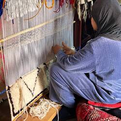 Teppichknüpferin bei der Arbeit