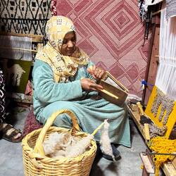 In der Teppichknüpferei: Bearbeitung der Wolle