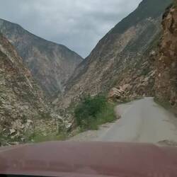 Narrow road, steep canyon 😬