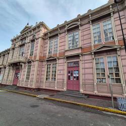 "Metallschule"; die Fassade besteht komplett aus Metall.