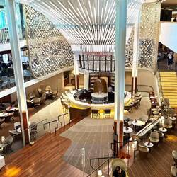 Atrium mit Martinibar