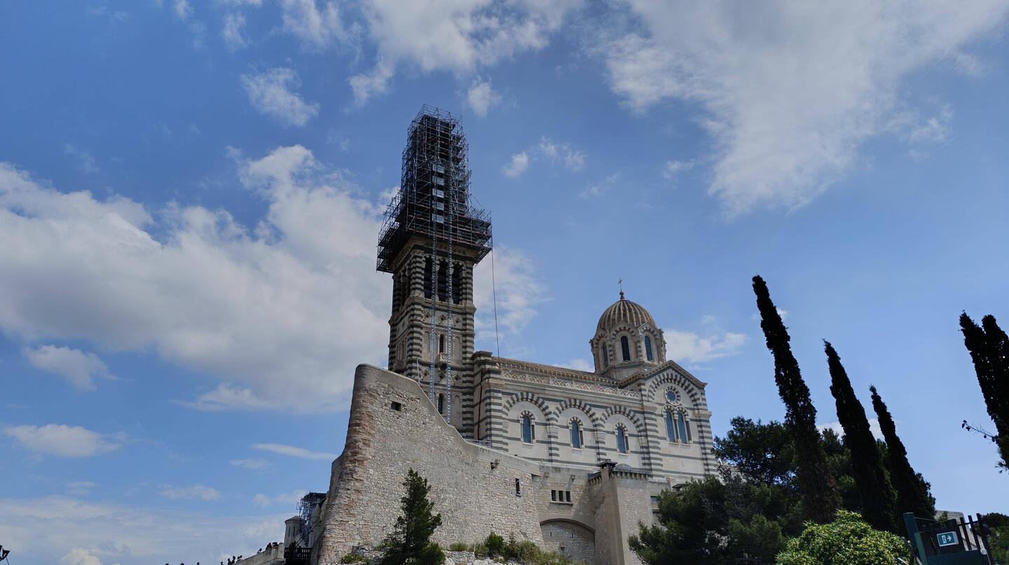 Lavori in corso: ci perdiamo la statua della Bonne Mère alta più di 9 metri!