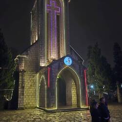 Kirche etwas schräg beleuchtet.
