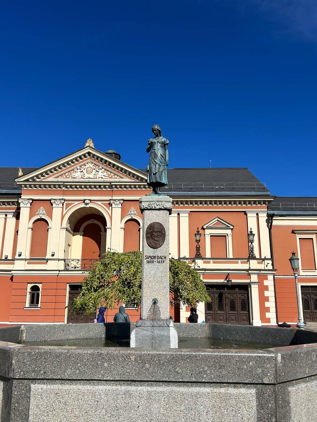 Brunnen für Simon Dach, der das Gedicht "Ännchen von Tharau" schrieb.