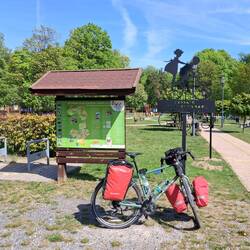 To jest oficjalne miejsce zakończenia szlaku Green Velo albo...jego początek! Żadnej informacji!