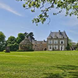 Hier dürfen wir auf der grossen Wiese übernachten