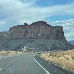 Ściany wyrastające z równiny