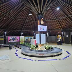 ein ganz ein feiner Flughafen, äh kleiner - immerhin ein Gepäckband