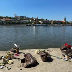 Das Denkmal „Schuhe am Donauufer“ ist ein Mahnmal zur Erinnerung an die ungarischen Juden