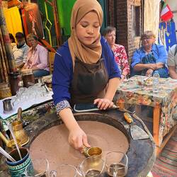 Bei der Zubereitung des marokanischen Kaffees