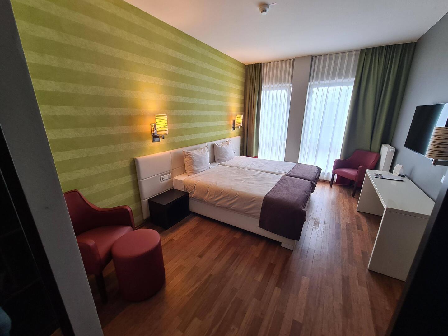 Hohe räume und großes Hotelzimmer - eine Umstellung nach den Kabinen