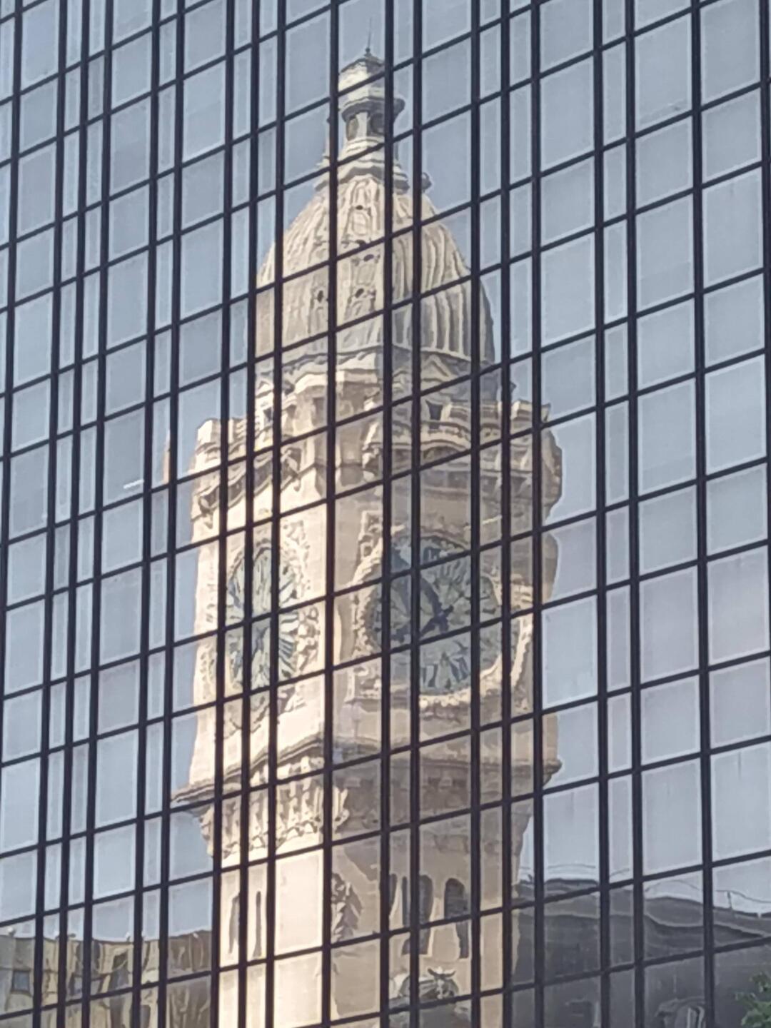 Reflektion des Uhrenturms des Gare de Lyon.