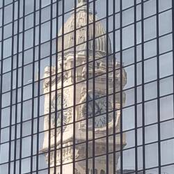 Reflektion des Uhrenturms des Gare de Lyon.