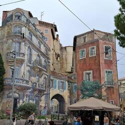 To niso balkončki in okna in ljudje - to je poslikava.