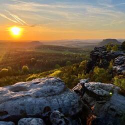 ..genießt mit mir den Sonnenuntergang über Königstein (mitte) und dem Lilienstein (rechts).