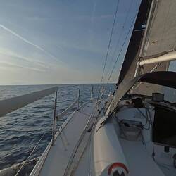 Heute toller Segelwind zwischen 10 und 15 kt und keine Welle😀⛵
