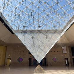 Im Louvre: Tiefparterre oder Pyramide upside down